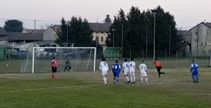 VIDEO - Curioso episodio in Terza Categoria: il rigore lo tira il portiere ma... centra il palo